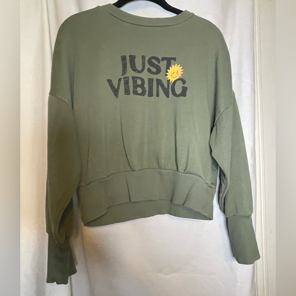 Old Navy Khaki Green Cropped Crewneck Sweatshirt Graphic "Just Vibing" Size M